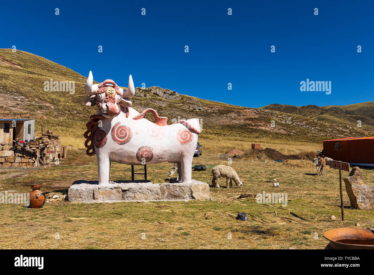 Riesige Keramik Stier Statue an Amaru Wasi, Percy Roque Keramiker, auf der Busfahrt von Puno nach Cusco, Peru gesehen, Stockfoto