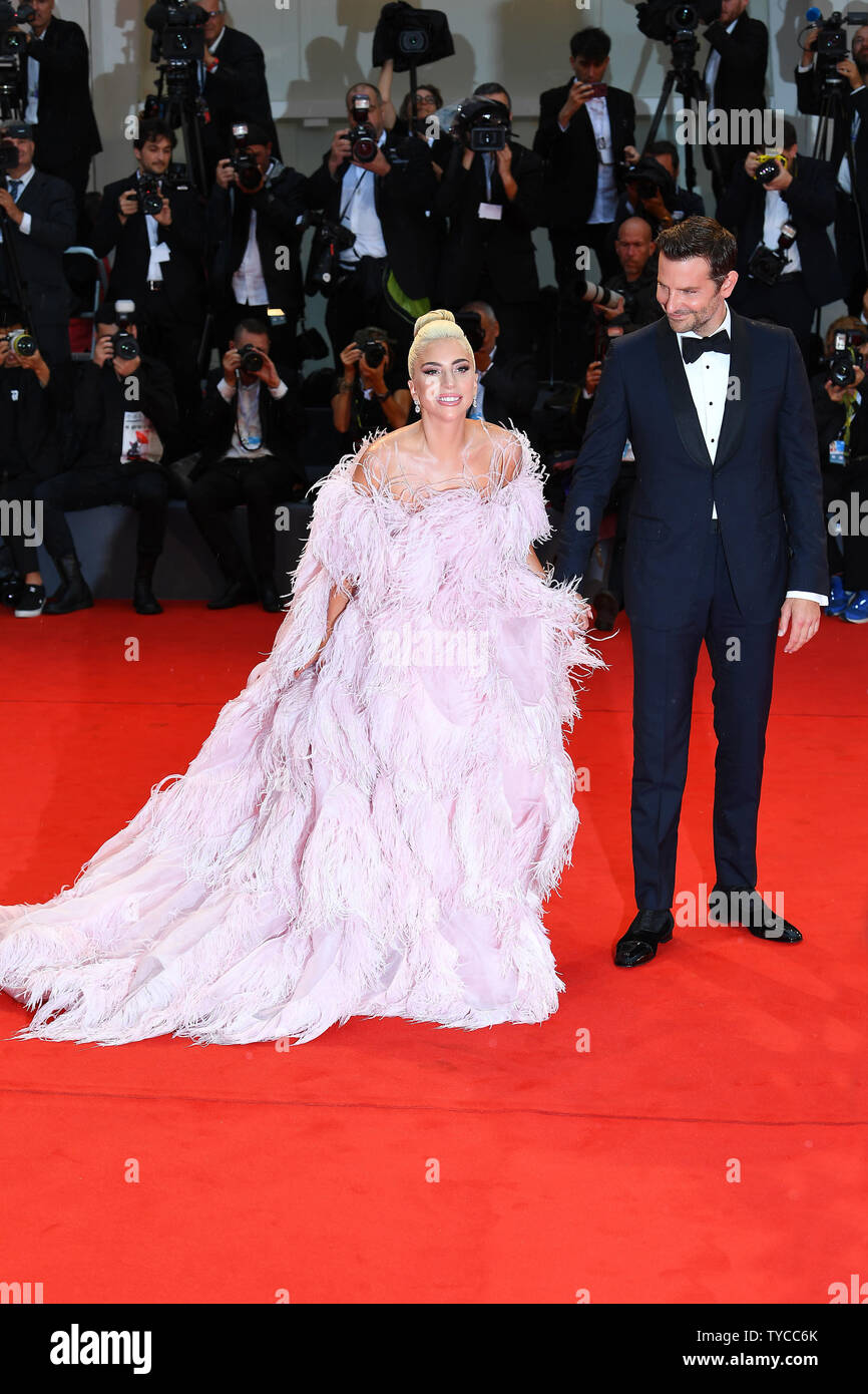 Die amerikanische Schauspielerin und Sängerin Lady Gaga und amerikanischer Schauspieler Bradley Cooper Besuchen die Premiere für ein Star ist geboren Während des 75. Filmfestival in Venedig Venedig am 31. August 2018. Foto von Paul Treadway/UPI Stockfoto Die amerikanische Schauspielerin und Sängerin Lady Gaga und amerikanischer Schauspieler Bradley Cooper Besuchen die Premiere für ein Star ist geboren Während des 75. Filmfestival in Venedig Venedig am 31. August 2018. Foto von Paul Treadway/UPI Stockfoto