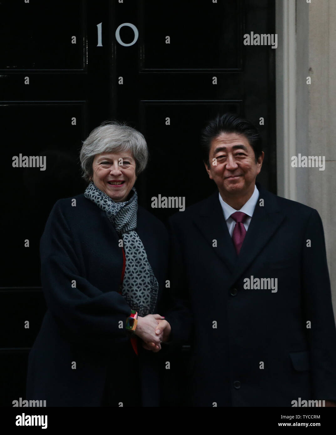 Der britische Premierminister Theresa May grüßt der japanische Ministerpräsident Shinzo Abe an Nr. 10 Downing Street am 10. Januar 2019. Beide Ministerpräsidenten sind durch formelle Gespräche und eine gemeinsame Pressekonferenz später heute zu haben. Foto von Hugo Philpott/UPI Stockfoto