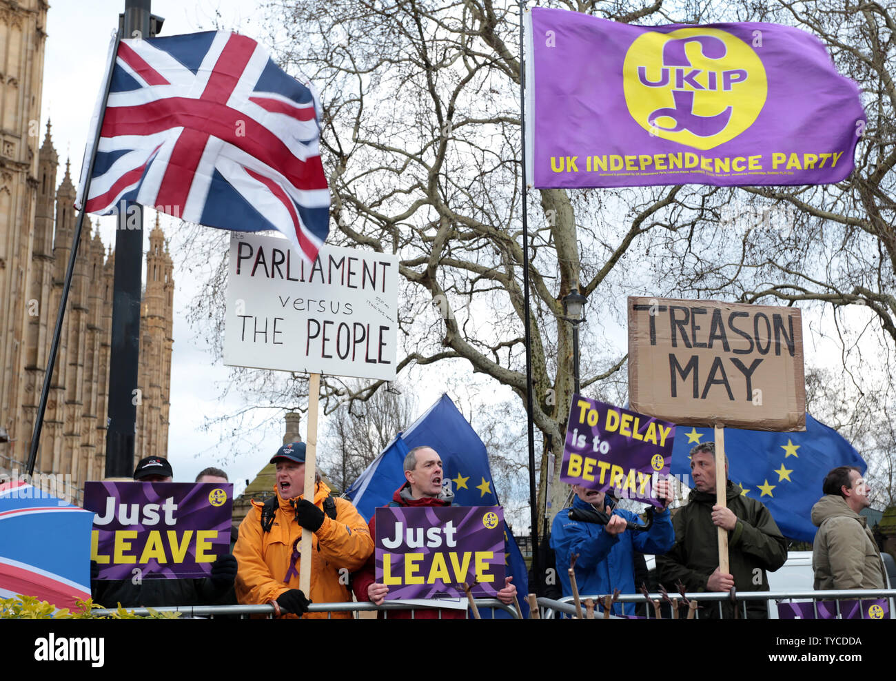 Pro und Anti-Brexit Demonstranten Kampagne außerhalb der Häuser des Parlaments vor der entscheidenden Abstimmung Brexit, die politische und wirtschaftliche Zukunft der Britischen bestimmen, am 12. März 2019 in London. Foto von Hugo Philpott/UPI Stockfoto