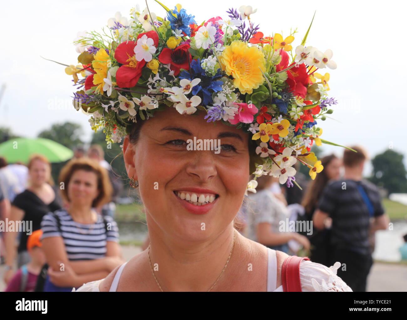Krakau. Krakau. Polen. Mädchen und Frauen mit Blumen Kränze an der  jährlichen Mittsommer Festival' Kränze' ('Wianki" in Polnisch  Stockfotografie - Alamy
