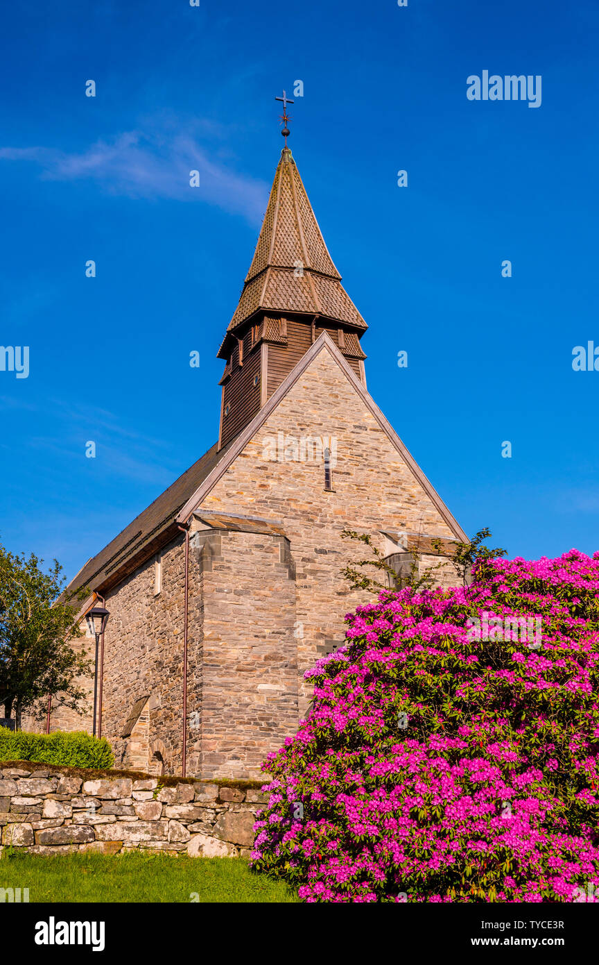 Die alte steinerne Kirche in Fana ist im Mittelalter gebaut. Stockfoto