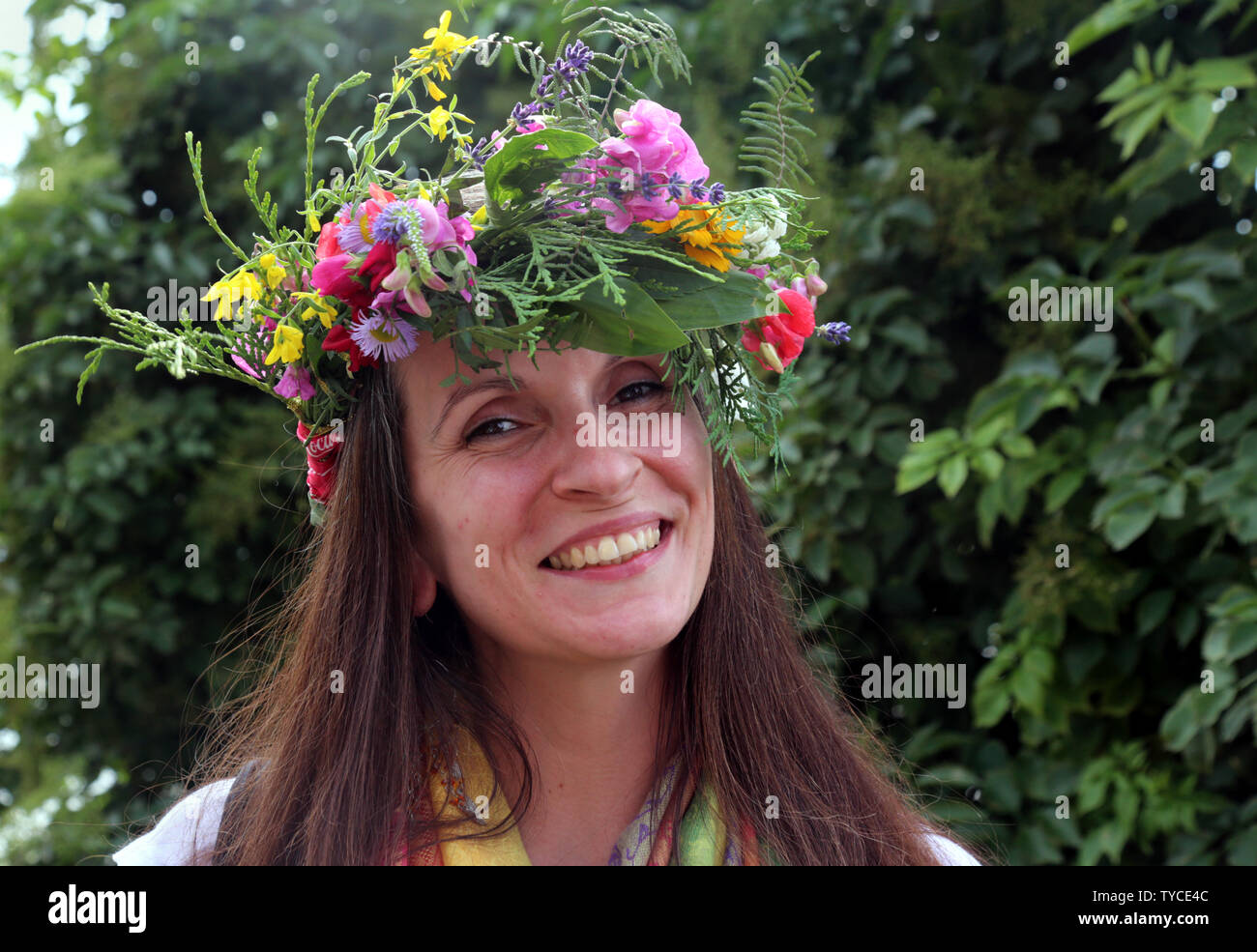 Krakau. Krakau. Polen. Mädchen und Frauen mit Blumen Kränze an der jährlichen Mittsommer Festival' Kränze' ('Wianki" in Polnisch). Stockfoto