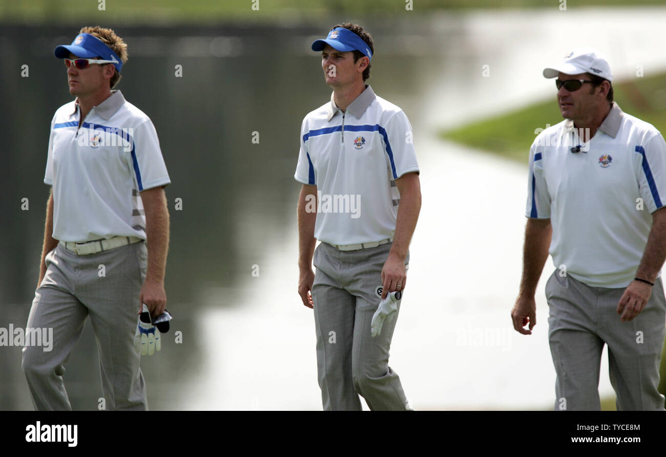 Das Team Europa Ian Poulter, Justin Rose und Team Captain Nick Faldo, von England, von links nach rechts, bis der 18. Fairway in der ersten Runde der Ryder Schale an der Valhalla Golf Club in Louisville am 19. September 2008 laufen. (UPI Foto/Markierung Cowan) Stockfoto