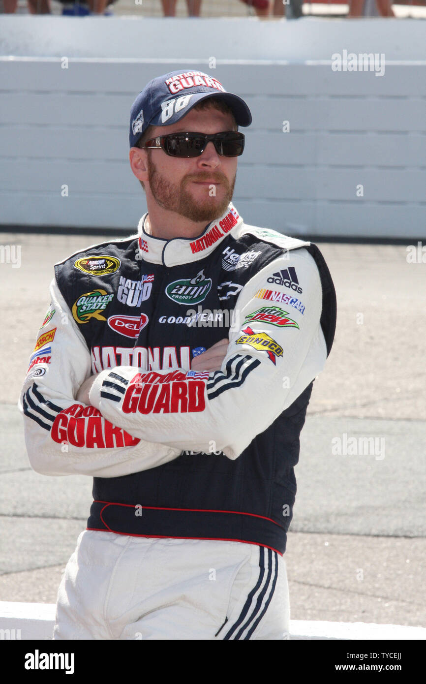 Dale Earnhardt Jr. wartet auf grubestraße vor dem Qualifying für die für die NASCAR Sprint Cup Series Lenox industriellen Werkzeugen 301 an New Hampshire Motor Speedway in Loudon, New Hampshire am 25. Juni 2010. UPI Foto/Malcolm Hoffnung Stockfoto