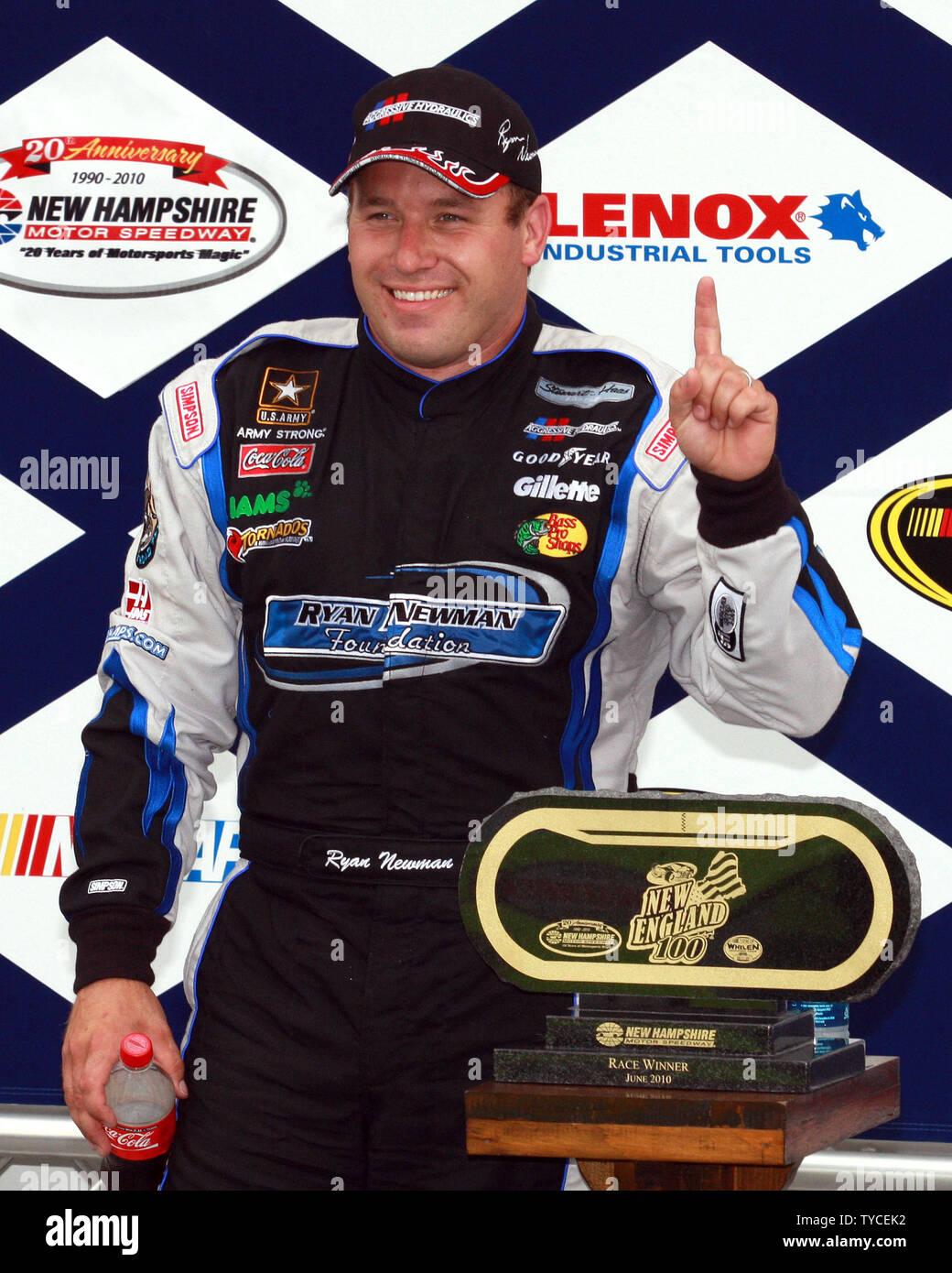 Sprint Cup star, Ryan Newman Sieger der NASCAR Whelen modifizierte Tour New England 100 feiert in der Victory Lane in New Hampshire Motor Speedway in Loudon, New-hampshire am 26. Juni 2010. UPI/Malcolm Hoffnung Stockfoto