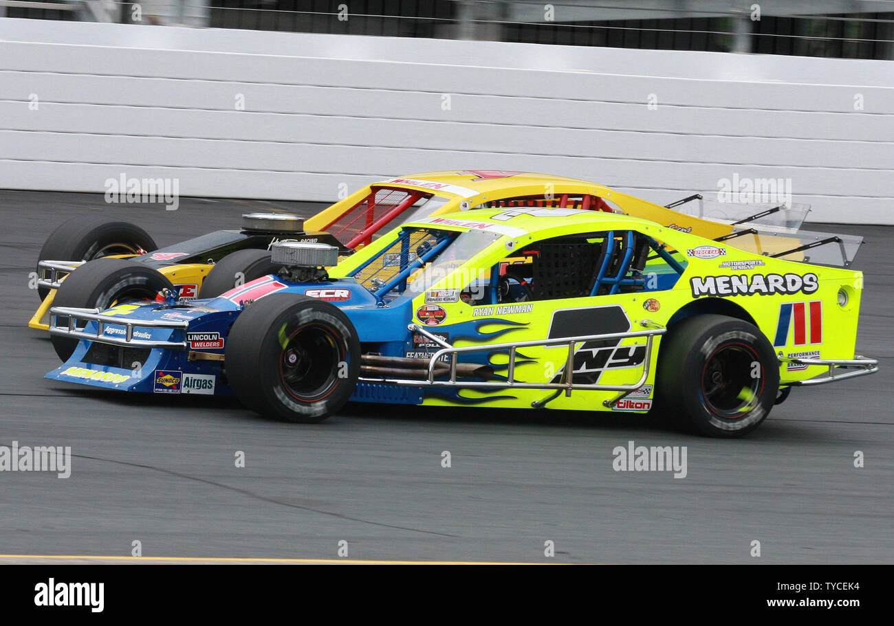 Sprint Cup star, Ryan Newman geht Bobby Santos wiederum 4 Während der Laufzeit der NASCAR Whelen modifizierte Tour New England 100 in New Hampshire Motor Speedway in Loudon, New-hampshire am 26. Juni 2010. UPI/Malcolm Hoffnung Stockfoto