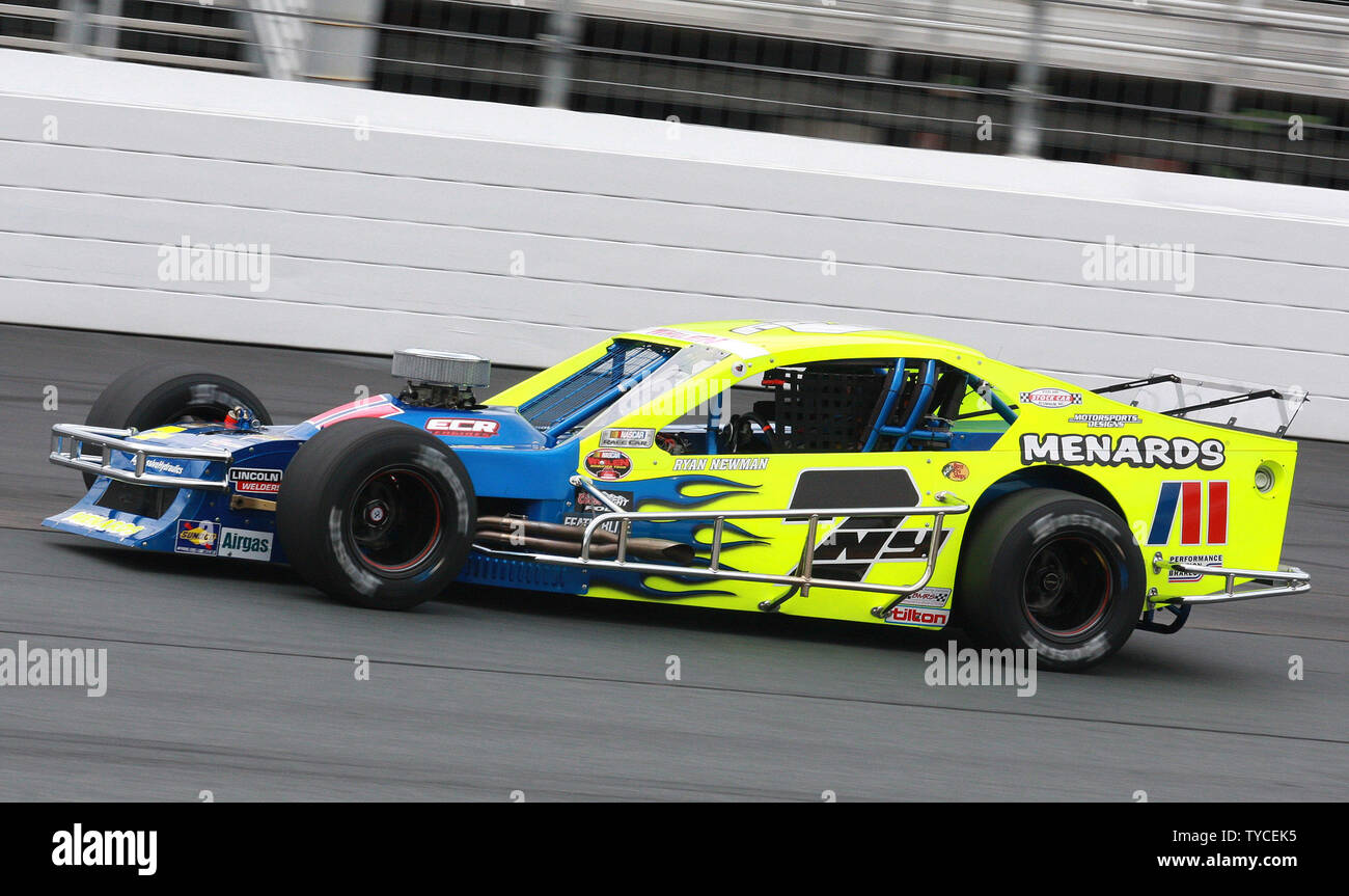 Sprint Cup star, kommt aus schalten 4 auf dem Weg zum Gewinnen der NASCAR Whelen modifizierte Tour New England 100 in New Hampshire Motor Speedway in Loudon, New-hampshire am 26. Juni 2010. UPI/Malcolm Hoffnung Stockfoto