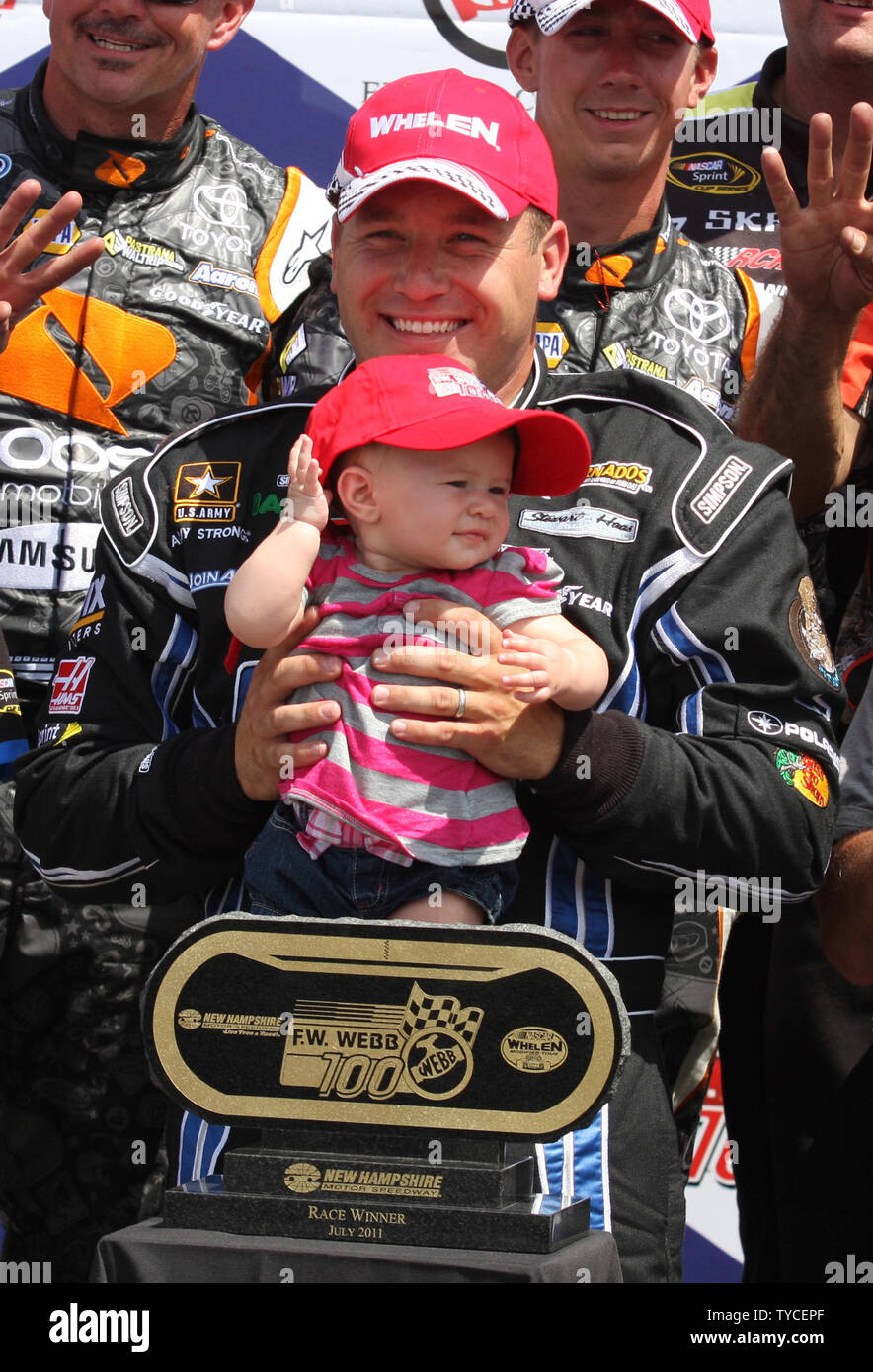 Sprint Cup Pole Sieger Ryan Newman und Tochter Brooklyn Salbei feiern in der Victory Lane nach dem Gewinn der NASCAR Whelen modifizierte Tour F.W. Webb 100 in New Hampshire Motor Speedway in Loudon, New Hampshire am 16. Juli 2011. UPI/Malcolm Hoffnung Stockfoto