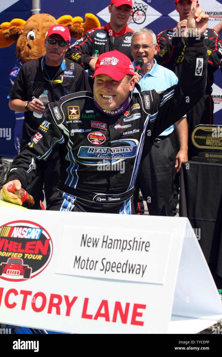 Sprint Cup Pole Sieger Ryan Newman feiert in der Victory Lane nach dem Gewinn der NASCAR Whelen modifizierte Tour F.W. Webb 100 in New Hampshire Motor Speedway in Loudon, New Hampshire am 16. Juli 2011. UPI/Malcolm Hoffnung Stockfoto