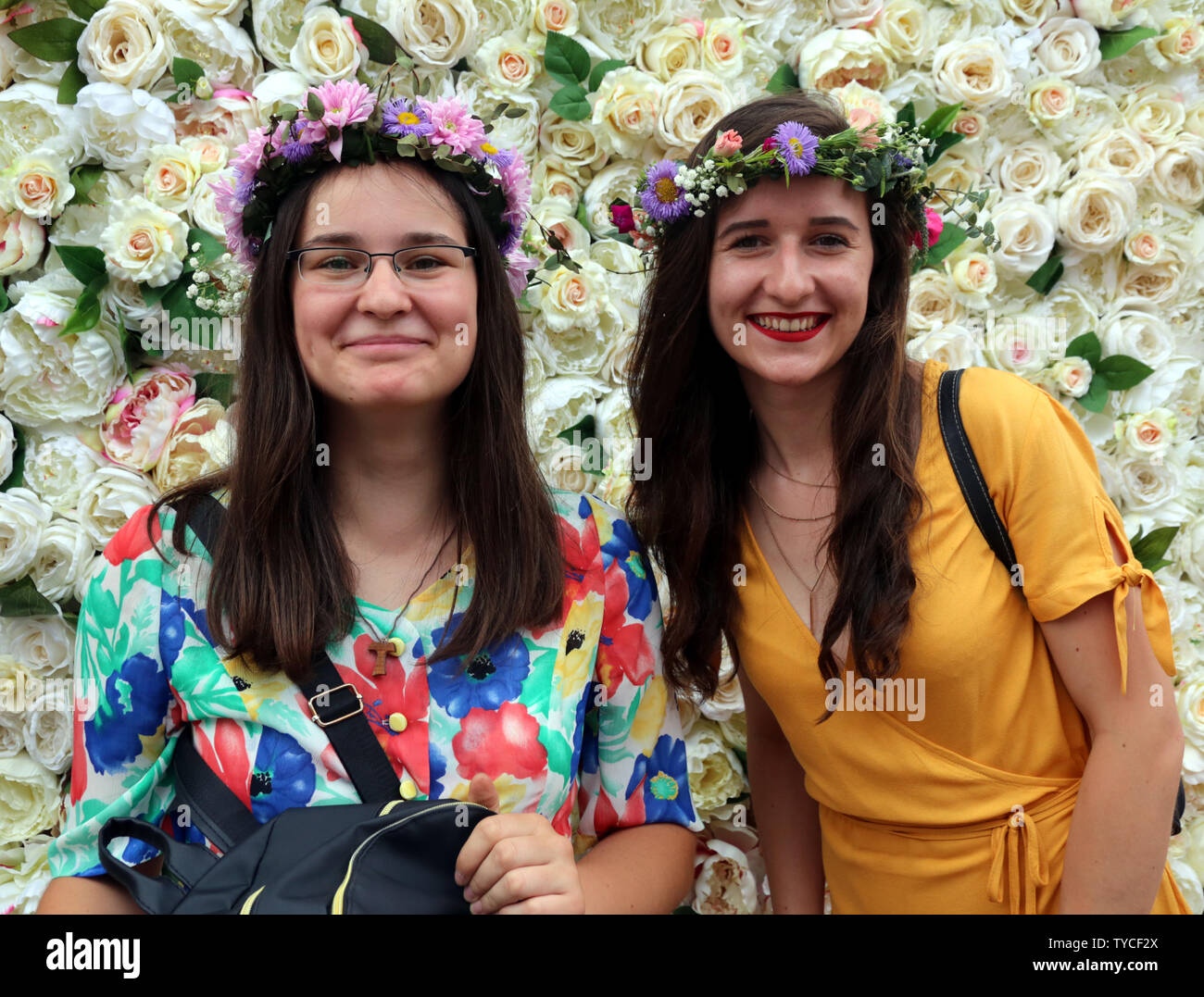 Krakau. Krakau. Polen. Mädchen und Frauen mit Blumen Kränze an der jährlichen Mittsommer Festival' Kränze' ('Wianki" in Polnisch). Stockfoto