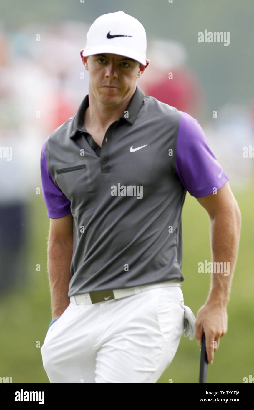 Rory McIlroy, von Nordirland, sieht seinen Golfball auf der vierten Bohrung während der Endrunde der 96th PGA Meisterschaft an der Valhalla Country Club am 10. August 2014 in Louisville, Kentucky. UPI/Frank Polich Stockfoto