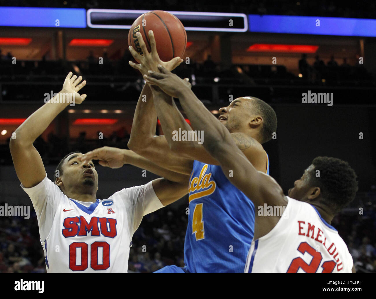 UCLA Bruins' Norman Powell (4) kämpft, um seinen Schuß weg unter Druck von SMU Mustangs' Ben Moore (00) und Ben Emelogu (21) während der ersten Hälfte des Spiel in der zweiten Runde Spiele der NCAA Division I 2015 Men's Basketball Meisterschaft an der KFC Yum! Zentrum in Louisville, Kentucky, 19. März 2015. Foto von John Sommers II/UPI Stockfoto