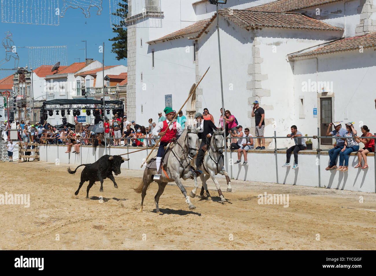 Wilde Bullen laufen und Reiter in den Straßen von Verbleitem, Festas do Barrete Verde e das Salinas, Provinz Alcochete, Setubal, Portugal Stockfoto