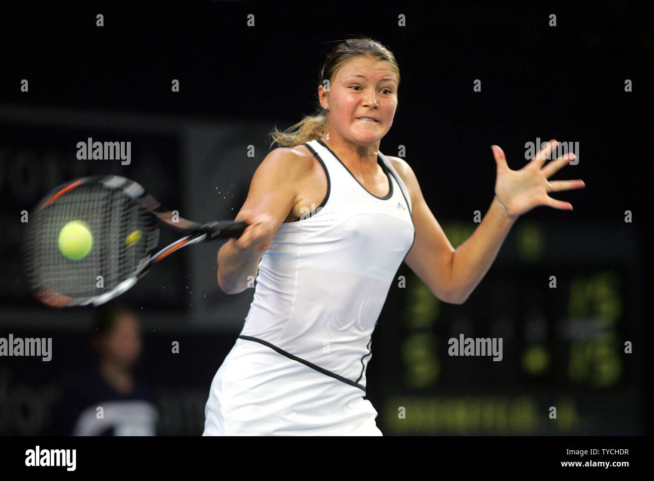 Dinara Safina aus Russland Vorhand wieder Anna-Lena Groenefeld Deutschlands. Groenefeld gewonnen Halbfinale (6-4, 5-7, 6-4) an Fortis Championships WTA Frauen Tennis Turnier ($ 585.000 Stufe II) in Luxemburg am 1. Oktober 2005. (UPI Foto/Tom Theobald) Stockfoto