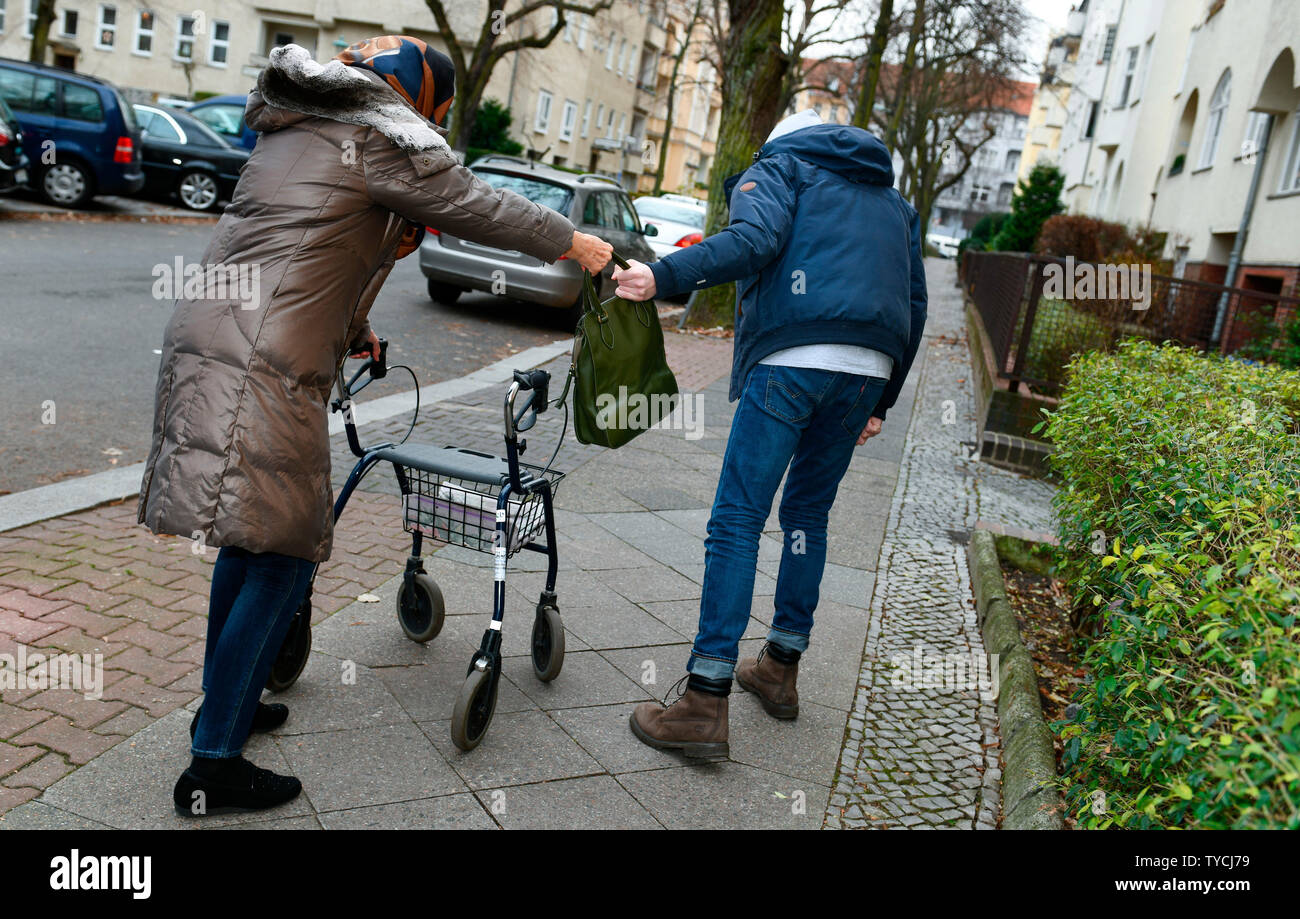 Taschendiebstahl, Seniorin, Ueberfall Stockfoto