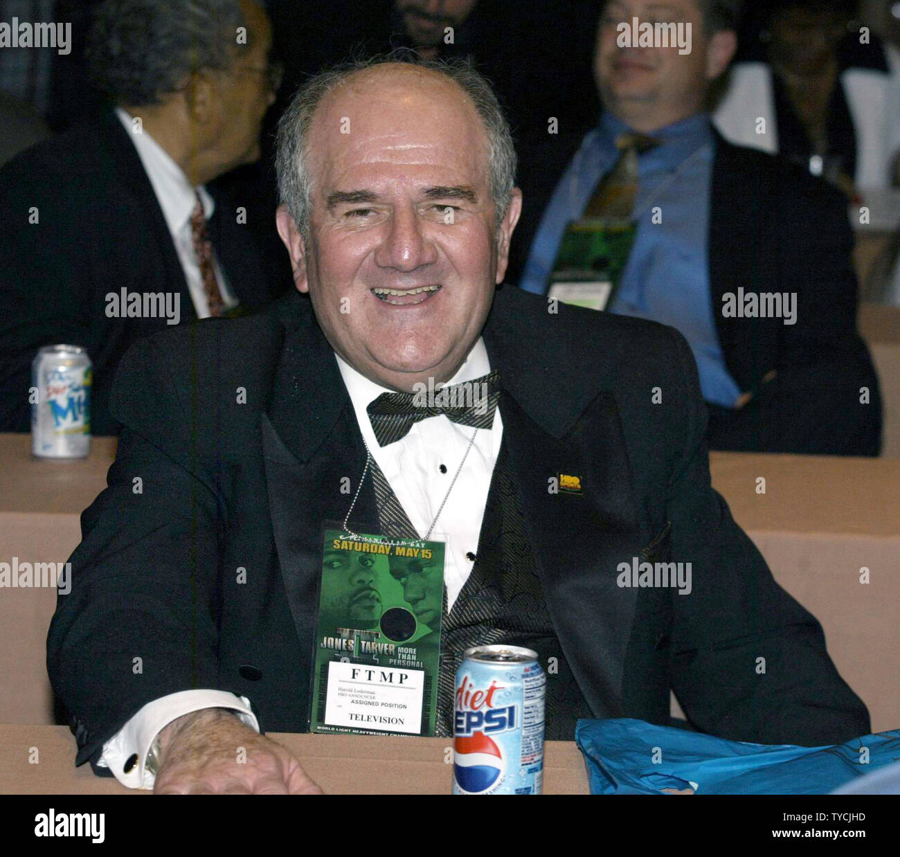 HBO's Kampf Richter Harold Lederman am Jones-Tarver Light Heavyweight Championship kämpfen im Mandalay Bay in Las Vegas, 15. Mai 2004. Der Kampf wurde von Antonio Tarver mit einer 2. Runde KO gewann. (UPI Foto/Roger Williams). Stockfoto