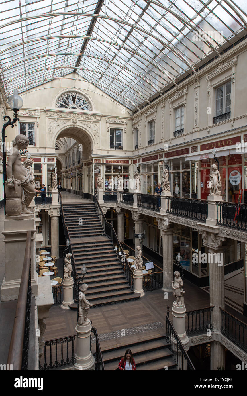 Passage Pommeraye ist eine Einkaufspassage in Nantes. Es wurde 1843 eröffnet. //Passage Pommeraye - 1843 eröffnet - ist Einkaufspassage in Nantes. Stockfoto