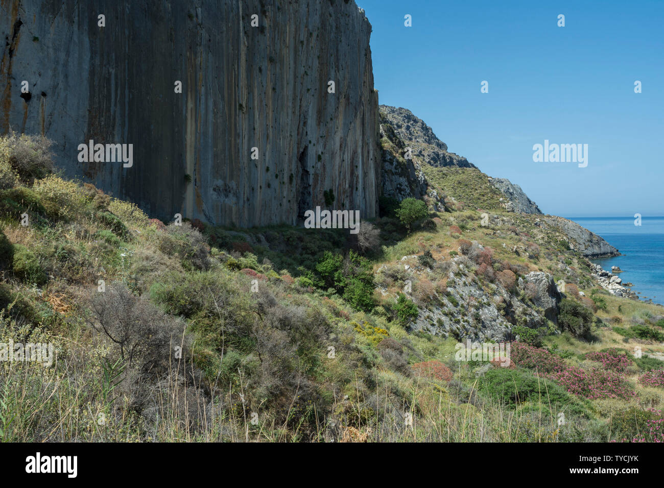 Kletterwand, an der Küste in der Nähe von Plakias Plakias, Kreta, Ionisches Meer, Griechenland, Europa Stockfoto