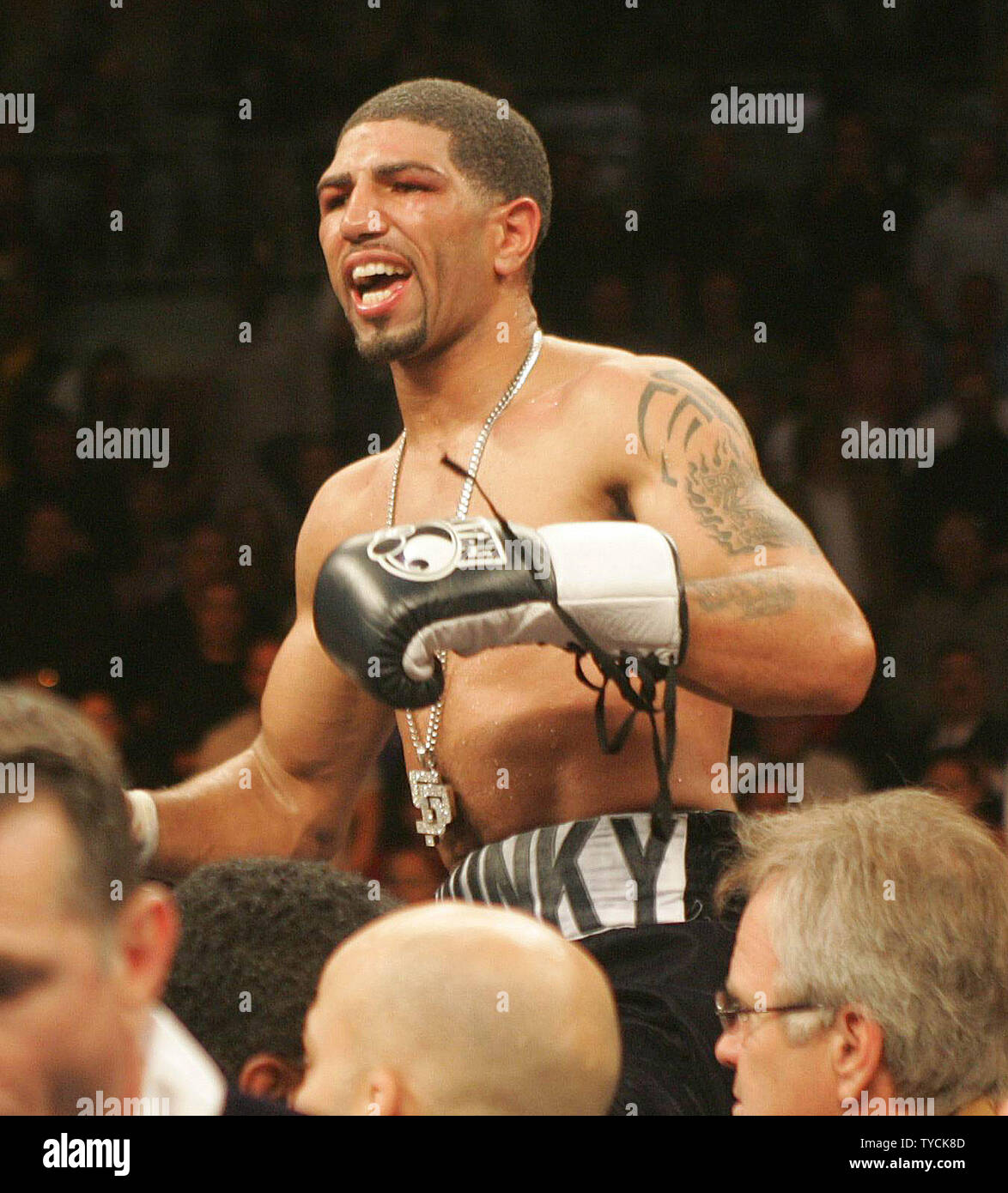 Unbestritten 154 Pfund Weltmeister Winky Wright von St. Petersburg, FL, feiert nach dem Sieg gegen Shane Mosley von Pomona CA im Mandalay Bay in Las Vegas am 20. November 2004. (UPI Foto/Roger Williams). Stockfoto