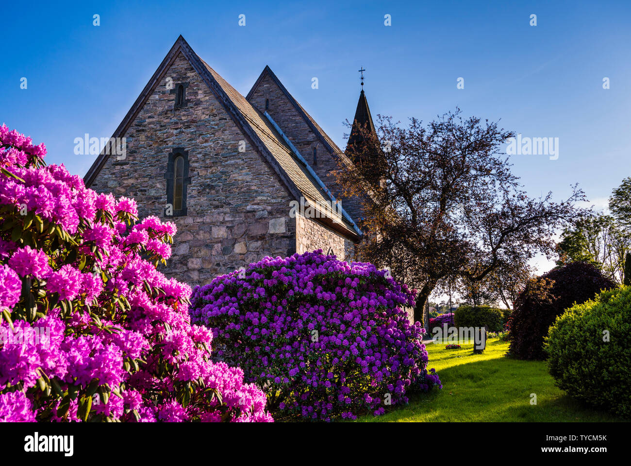 Die alte steinerne Kirche in Fana ist im Mittelalter gebaut. Stockfoto