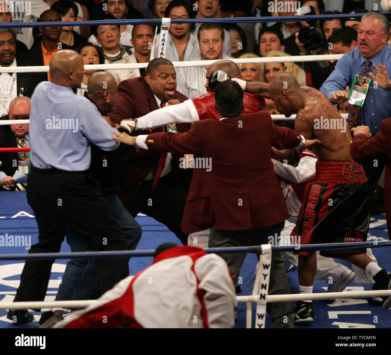 Eine Schlägerei Auftritt im Ring während des 10. Runde des Kampfes zwischen Floyd Mayweather jr. von Michigan und Zab Judah von Brooklyn NY im Thomas & Mack Center in Las Vegas NV, am 8. April 2006. Die schlägerei ausgebrochen, nachdem Mayweather Hit war niedrig und seinem Onkel/Trainer Roger Mayweather (in rot) der Ring mit Juda und seine Ecke Leute zu kämpfen. Mayweather gewann die Welterweight title in einem 12 Runden Entscheidung. (UPI Foto/Roger Williams) korrigiert Bildunterschrift Stockfoto