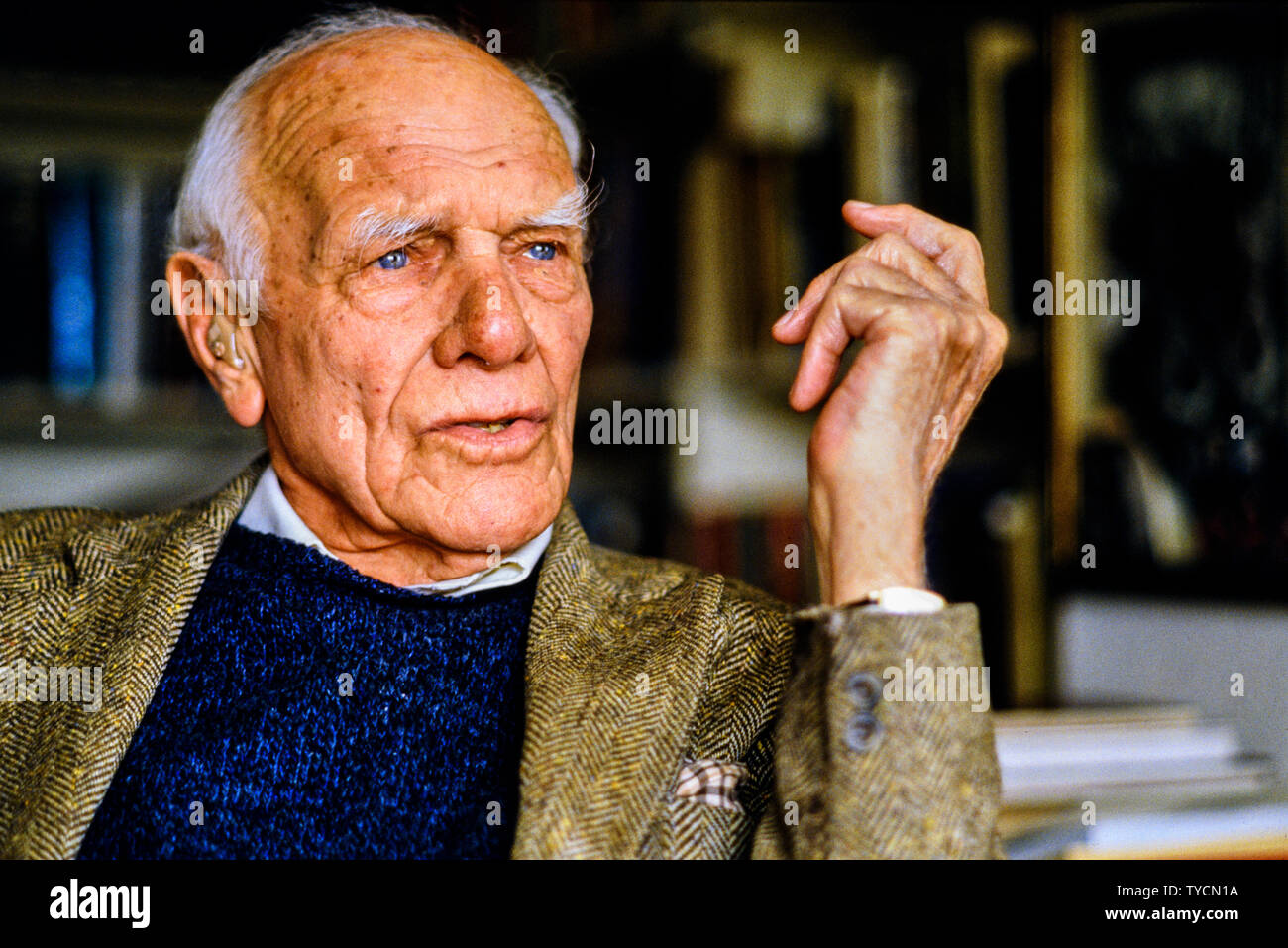 Portrait von Malcolm Muggeridge an seinem Haus, Autor, Journalist, Satiriker, Sender, Vegetarisch, Herausgeber von Punch magazine. Ein Spion für die Britische dur Stockfoto