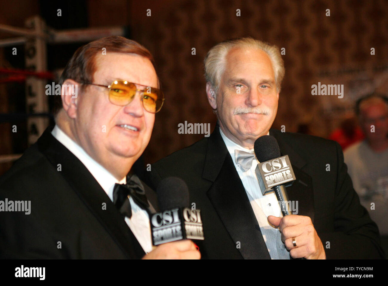 Hall of Fame Ansager Col. Bob Sheridan (links) und Al Bernstein warten für den Kampf Karte am Orleans Hotel und Casino in Las Vegas am 17. November 2006 beginnen. (UPI Foto/Roger Williams). Stockfoto