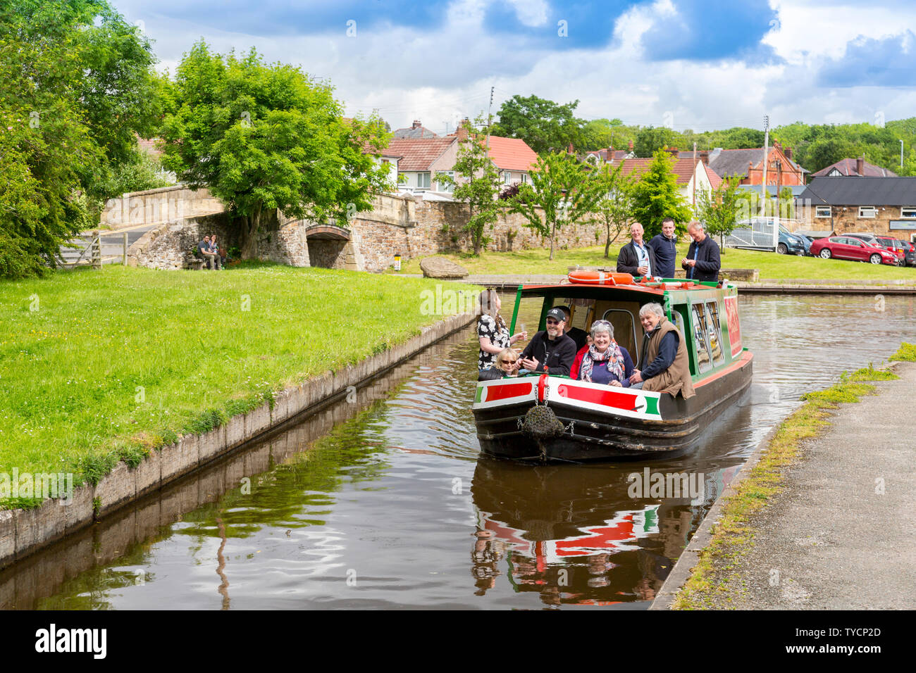 Eine bunte Urlaub 15-04 macht seinen Weg über die herrlichen Pontcysyllte Aquädukt auf dem Llangollen-kanal, Clwyd, Wales, Großbritannien Stockfoto