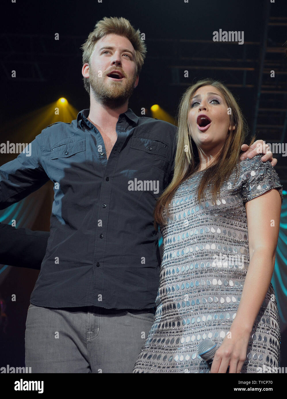 Charles Kelley und Hillary Scott von Lady Antebellum live während der zweiten jährlichen Akademie der Country Musik des Gemeinnützigen Fonds neue Künstler 'Partei für eine Ursache im MGM Grand in Las Vegas am 17. Mai 2008. (UPI Foto/Roger L. Wollenberg) Stockfoto