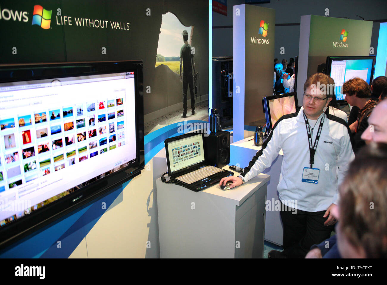 Microsoft Product Specialist Sean Gilmour zeigt ihre neuesten Windows 7 Software während der International Consumer Electronics Show (CES) in Las Vegas auf den 8. Januar 2009. Microsoft Corporation debütierte auch Ihre neuesten Windows Live Software auf der CES. Die 2009 CES eröffnet am Donnerstag und weiter durch das Wochenende. (UPI Foto/Tom Theobald) Stockfoto