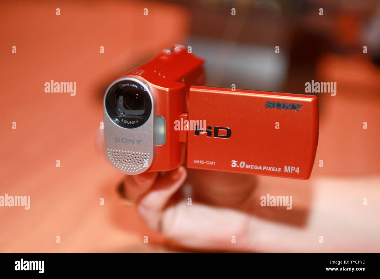 Sony Corporation debuts ihre neuesten Webbie HD Camcorder mit Stills bei der International Consumer Electronics Show (CES) in Las Vegas auf den 8. Januar 2009. Sony Webbie Camcorder wird im MP4-Format für die Anzeige von Fotos auf Websites wie Youtube bestimmt. Der Webbie bietet auch eine 5,0 Megapixel Sensor für Fotos und Kosten UVP von $ 199. Die 2009 CES eröffnet am Donnerstag und weiter durch das Wochenende. (UPI Foto/Tom Theobald) Stockfoto