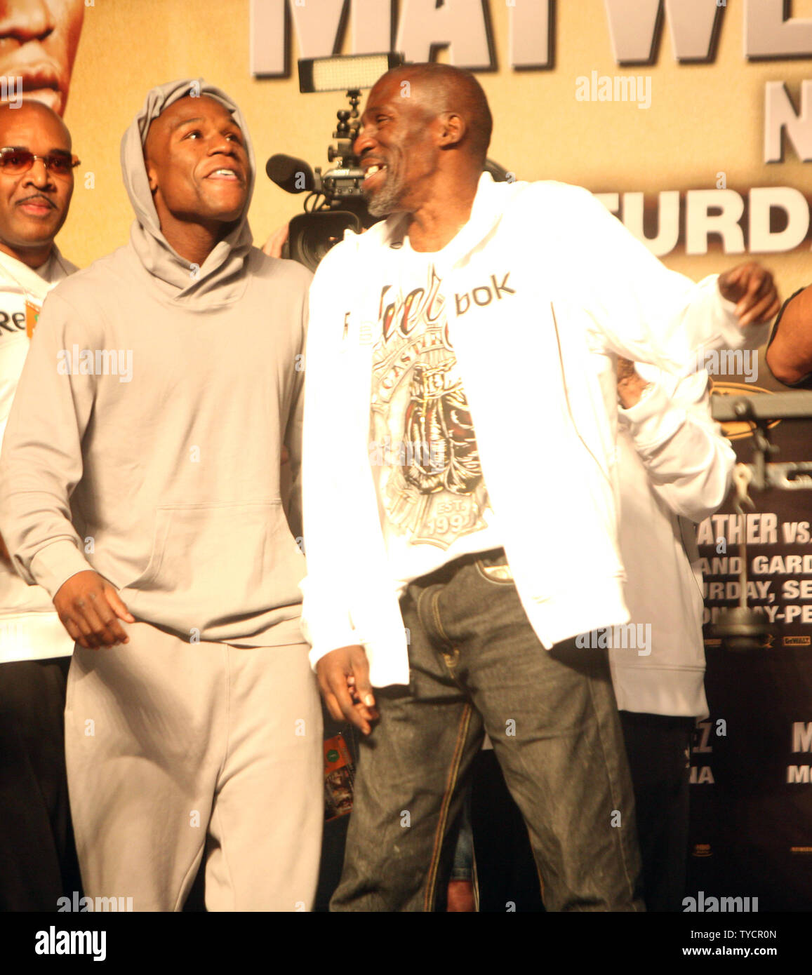 Floyd Mayweather Jr. (L) und sein Onkel und Trainer ehemaliger Meister Roger Mayweather Ansatz Die im Stand wiegen für Mayweathers Kampf mit Juan Manuel Marquez am 18. September 2009 im MGM Grand. UPI/Roger Williams. Stockfoto