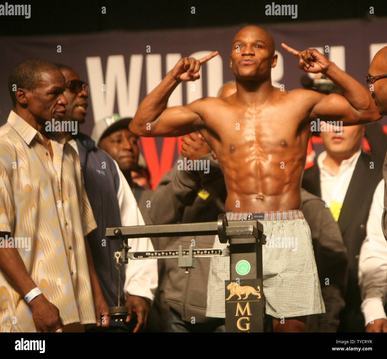 Floyd Mayweather wiegt 146 für seinen Kampf gegen Shane Mosley als seinen Onkel und Trainer Roger Mayweather blickt auf im MGM Grand in Las Vegas am 30. April 2010. Der Kampf findet am MGM Grand, am 1. Mai 2010. UPI/Roger Williams Stockfoto