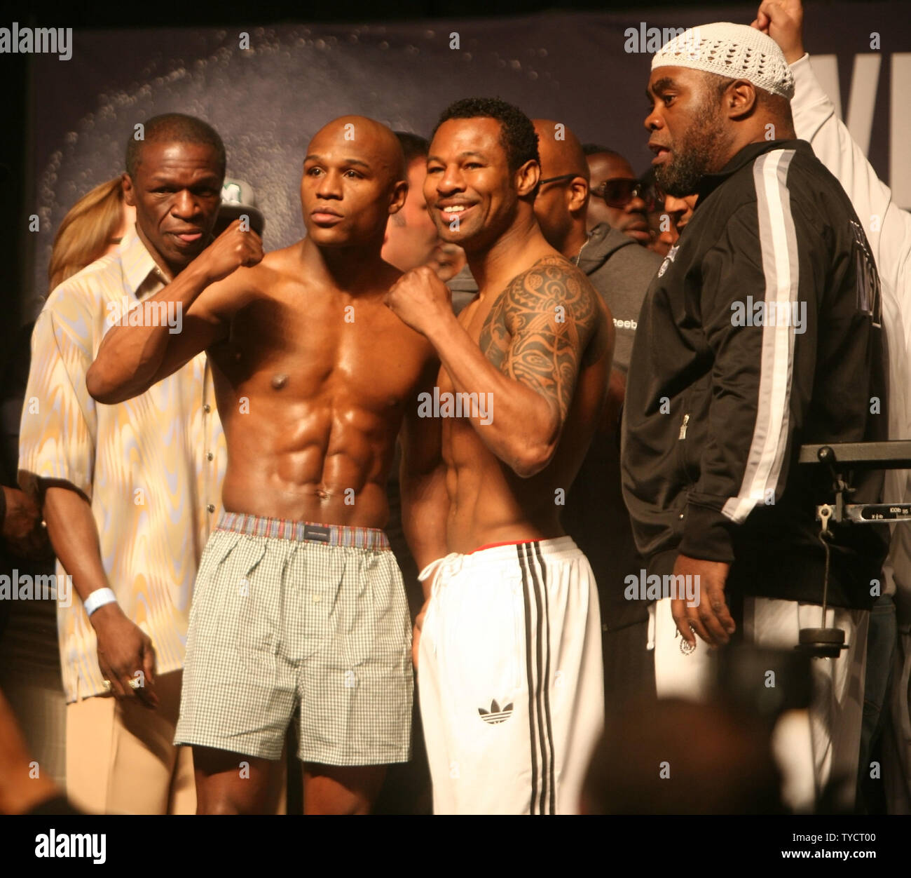 Floyd Mayweather (L) und Shane Mosley pose mit Trainer Roger Mayweather (L) und Naazim Richardson nach dem Wiegen an MGM Grand in Las Vegas am 30. April 2010 dar. Der Kampf findet am MGM Grand, am 1. Mai 2010. UPI/Roger Williams Stockfoto