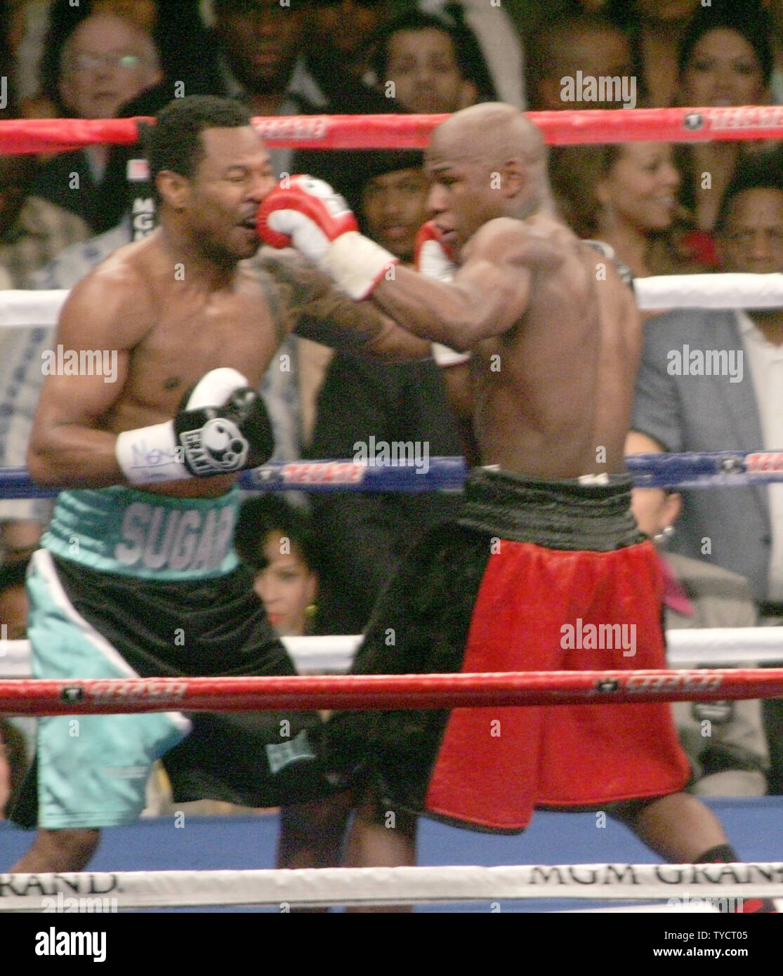 Floyd Mayweather (R) Boxen Shane Mosley während ihrem Kampf im MGM Grand in Las Vegas am 1. Mai 2010. UPI/Roger Williams Stockfoto