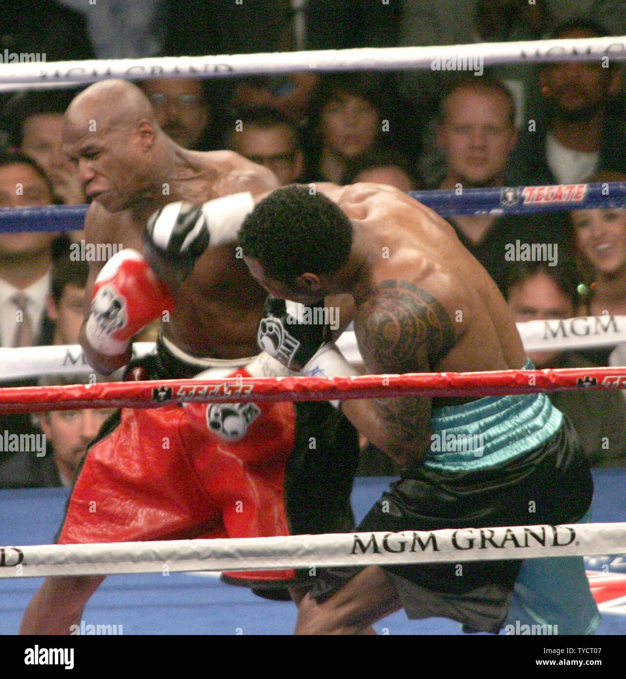 Shane Mosley (R) Boxen Floyd Mayweather während ihrem Kampf im MGM Grand in Las Vegas am 1. Mai 2010. UPI/Roger Williams Stockfoto
