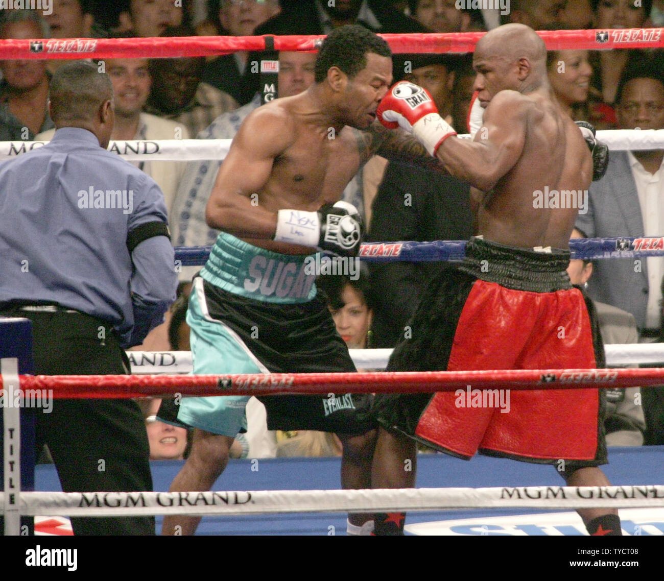 Floyd Mayweather (R) Boxen Shane Mosley während ihrem Kampf im MGM Grand in Las Vegas am 1. Mai 2010. UPI/Roger Williams Stockfoto