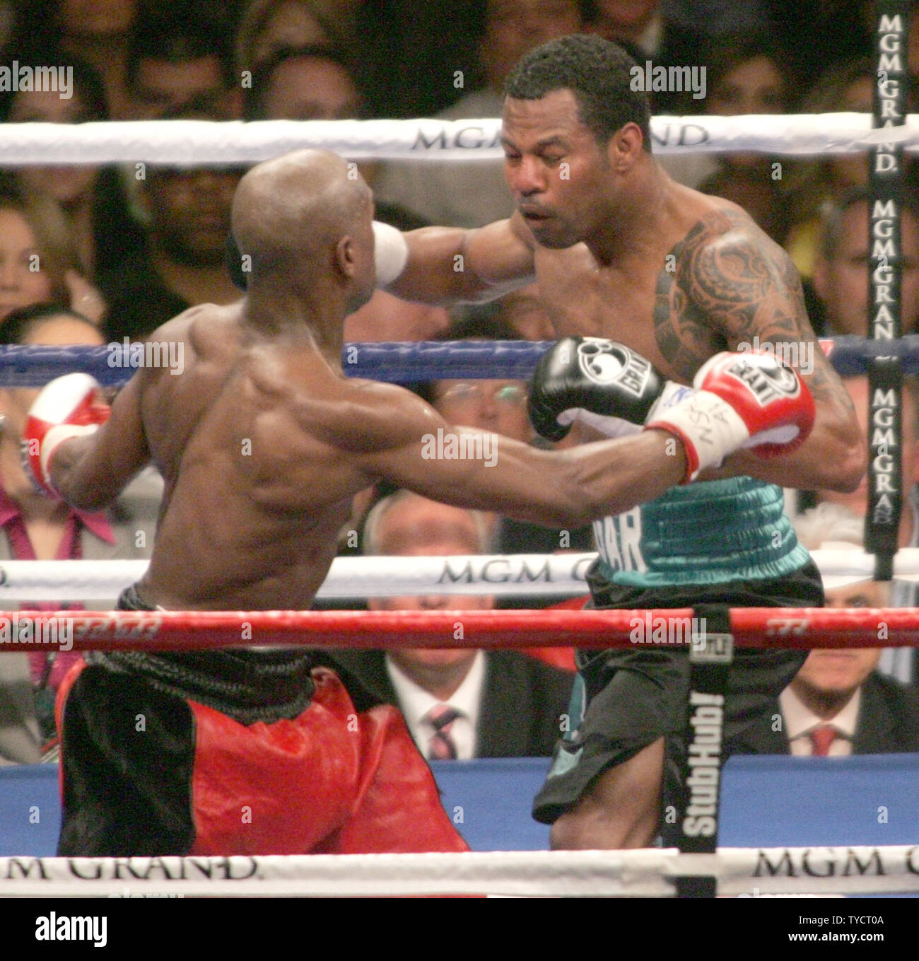 Shane Mosley (R) Boxen Floyd Mayweather während ihrem Kampf im MGM Grand in Las Vegas am 1. Mai 2010. UPI/Roger Williams Stockfoto