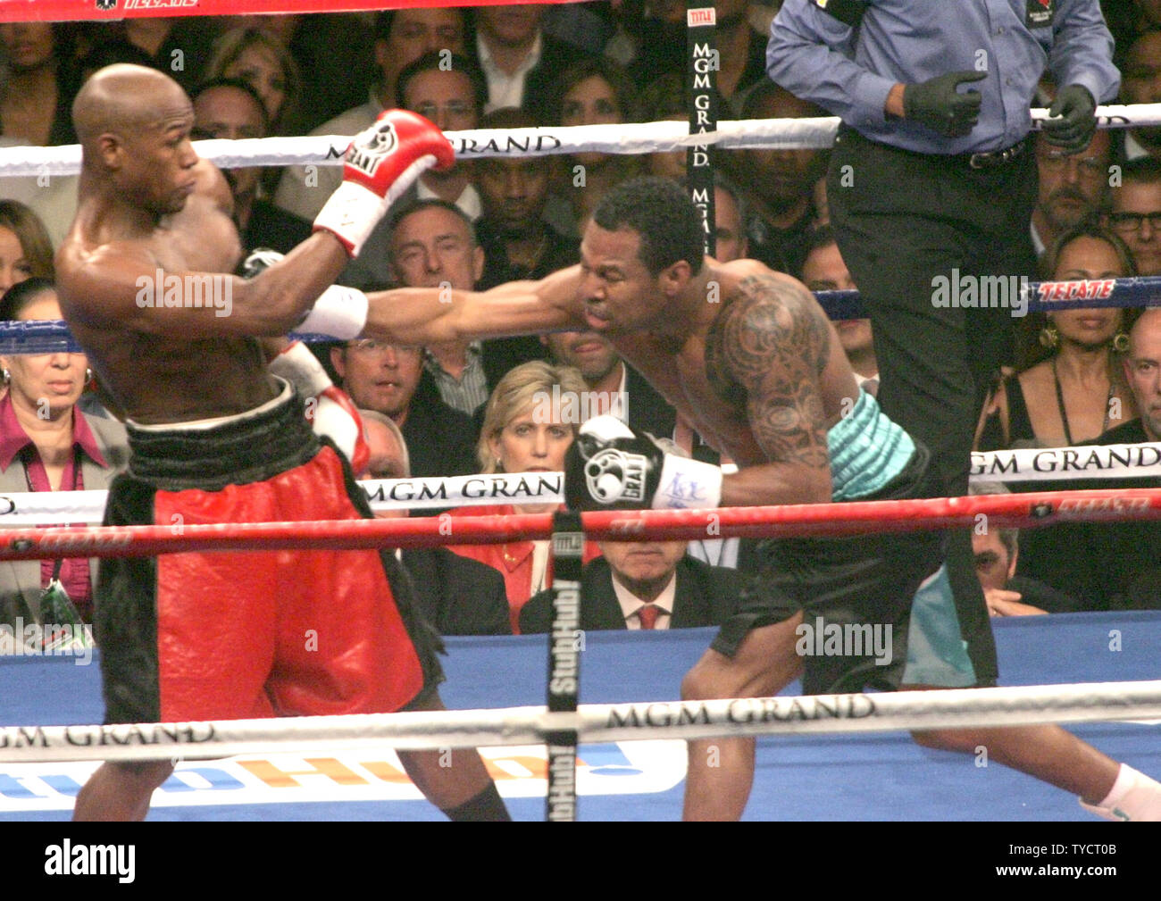 Shane Mosley (R) Boxen Floyd Mayweather während ihrem Kampf im MGM Grand in Las Vegas am 1. Mai 2010. UPI/Roger Williams Stockfoto