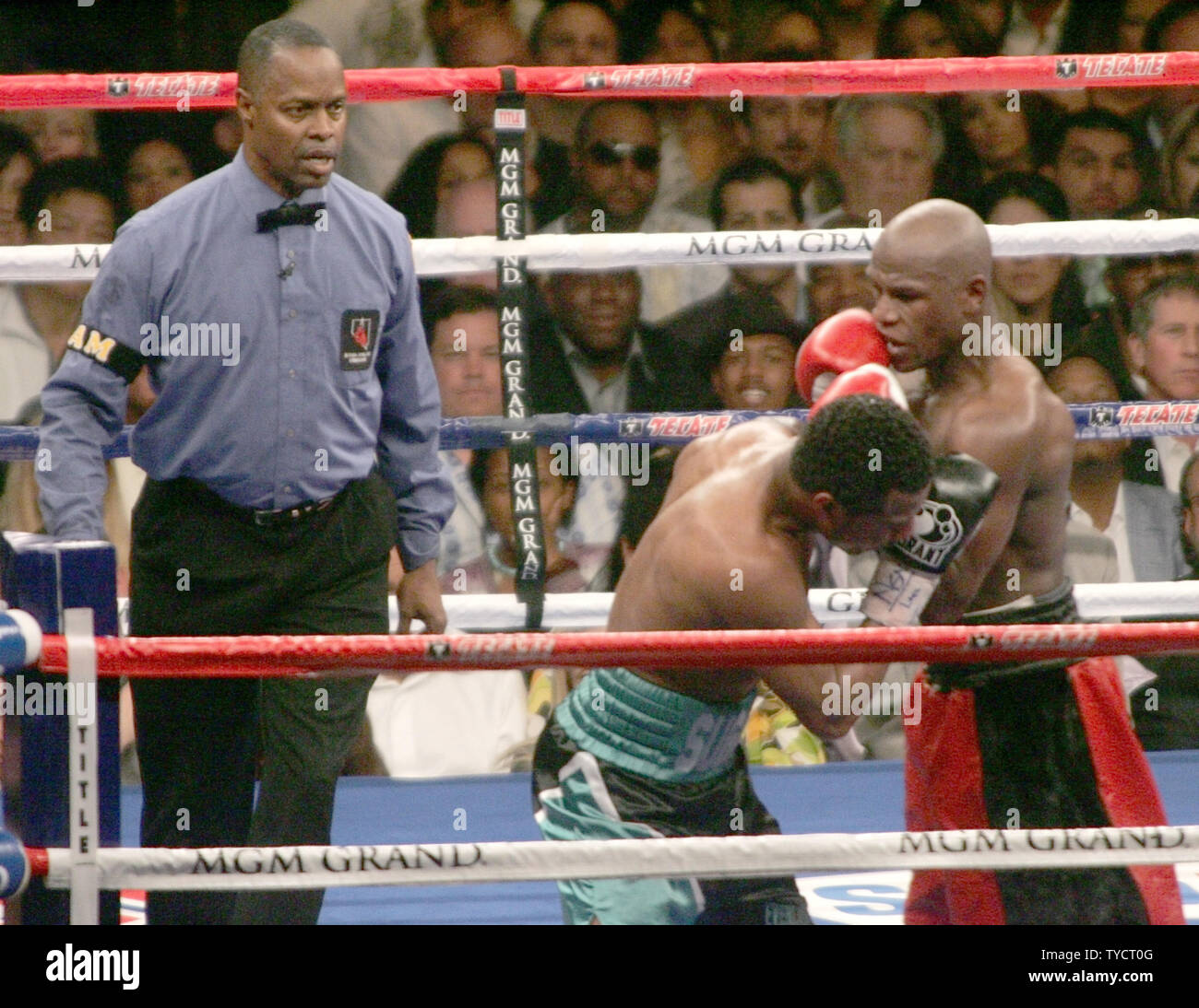 Floyd Mayweather (R) Boxen Shane Mosley während ihrem Kampf im MGM Grand in Las Vegas am 1. Mai 2010 als Schiedsrichter Kenny Bayless Uhren. UPI/Roger Williams Stockfoto