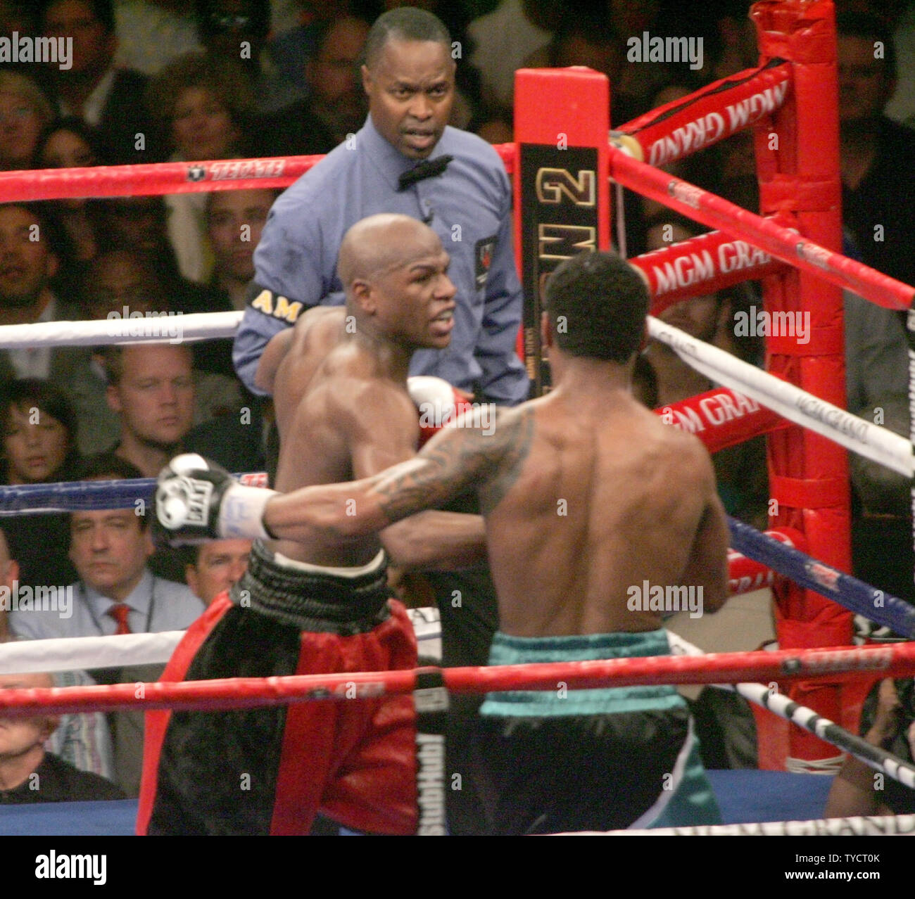 Floyd Mayweather (L) Boxen Shane Mosley während ihrem Kampf im MGM Grand in Las Vegas am 1. Mai 2010 als Schiedsrichter Kenny Bayless Uhren. UPI/Roger Williams Stockfoto