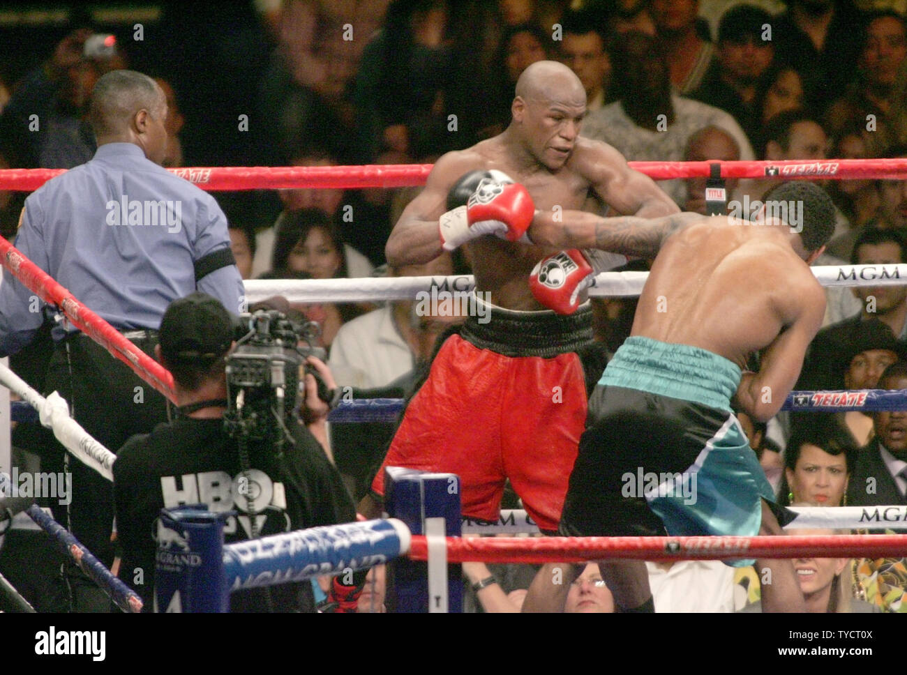 Floyd Mayweather (L) Boxen Shane Mosley während ihrem Kampf im MGM Grand in Las Vegas am 1. Mai 2010 als Schiedsrichter Kenny Bayless Uhren. UPI/Roger Williams Stockfoto