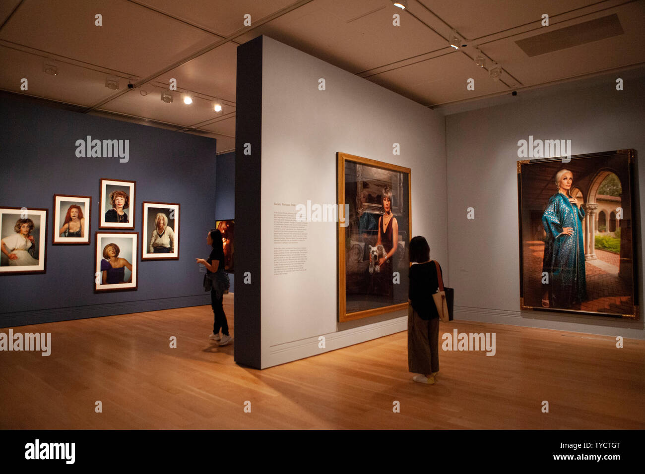 'Cindy Sherman" die retrospektive Ausstellung, öffnet sich heute in der National Portrait Gallery. Es verfügt über eine vollständige Darstellung ihrer berühmten Film Stills Serie von Selbstporträts, Fotografien und andere Werke von ihr Clowns, Centerfolds, Flapper, Masken, Geschichte Porträts und jüngsten Gesellschaft Porträts Serie. Stockfoto