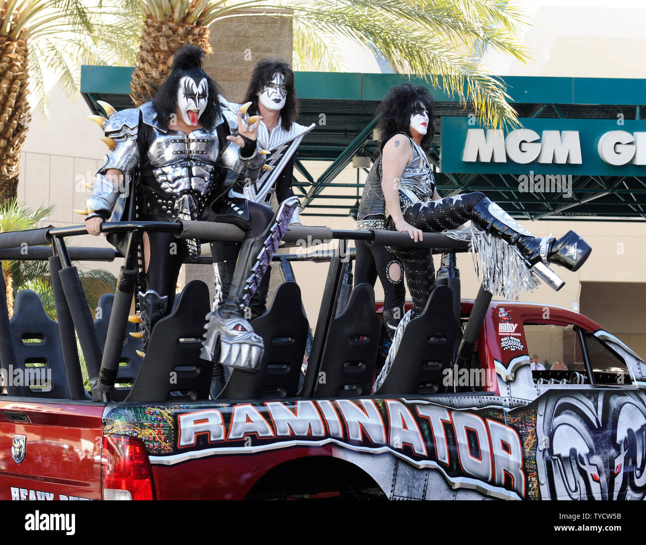 (L - R) Musiker, Gene Simmons, Tommy Thayer und Paul Stanley von der Band KISS kommen an die 47. jährlichen Academy der Country Music Awards im MGM Hotel in Las Vegas, Nevada am 1. April 2012. UPI/David Becker Stockfoto