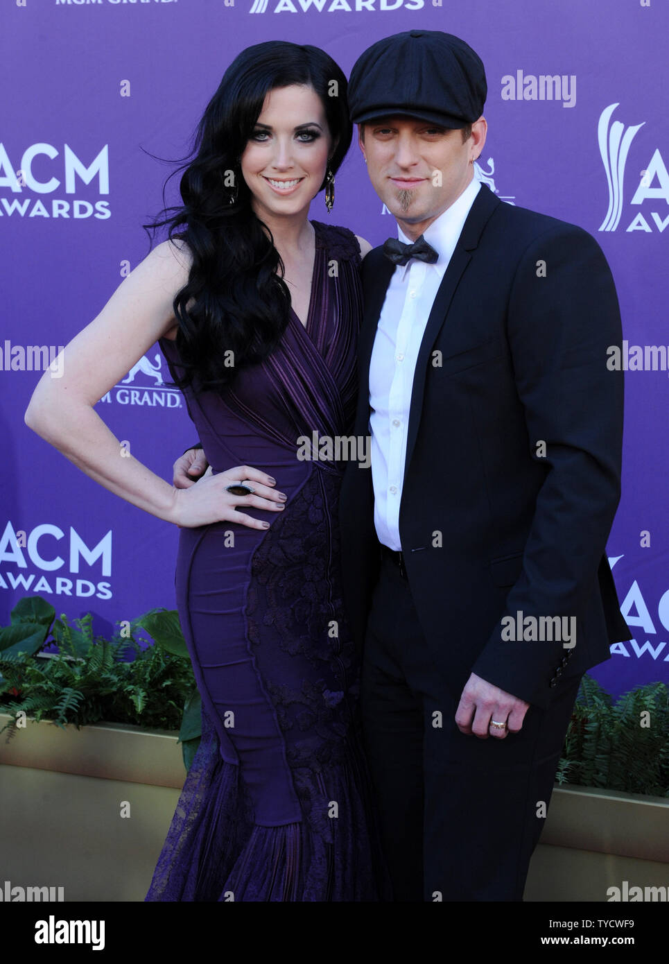 Musiker Kiefer Thompson (R) und Shawna Thompson kommen an die 47. jährlichen Academy der Country Music Awards im MGM Hotel in Las Vegas, Nevada am 1. April 2012. UPI/David Becker Stockfoto