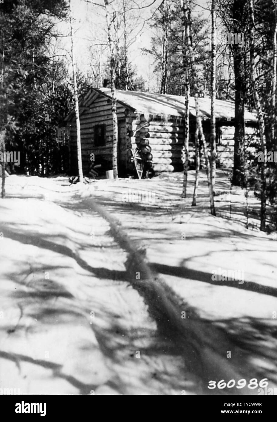 Foto von Patrol Hütte an wenig Saganaga See; Umfang und Inhalt: Original Bildunterschrift: Patrol Hütte (Warden's) wenig Saganaga See. Stockfoto Foto von Patrol Hütte an wenig Saganaga See; Umfang und Inhalt: Original Bildunterschrift: Patrol Hütte (Warden's) wenig Saganaga See. Stockfoto
