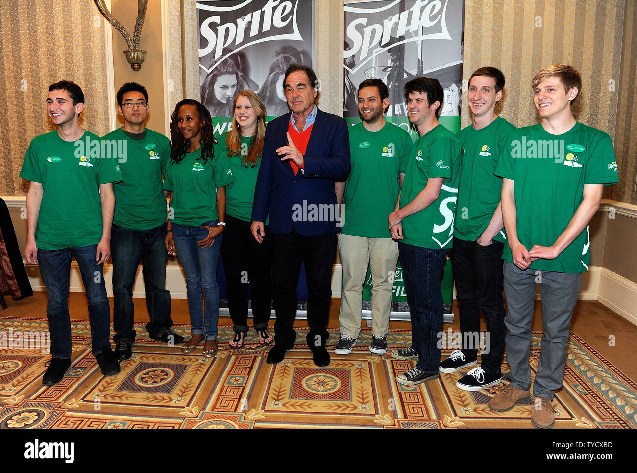 Regisseur Oliver Stone (c) trifft sich mit student Finalisten von Links, Noah Sterling, Manhea Kim, Meja Shoba, Megan Melrose, Michael Tahan, Dekan Blässhühner, Sean Grasse und Sam Bengtson der 2013 Sprite Filme Programm im Caesars Palace während CinemaCon, die offizielle Konvention der Nationalen Vereinigung der Theater Inhaber, in Las Vegas, Nevada am 17. April 2013. UPI/David Becker Stockfoto