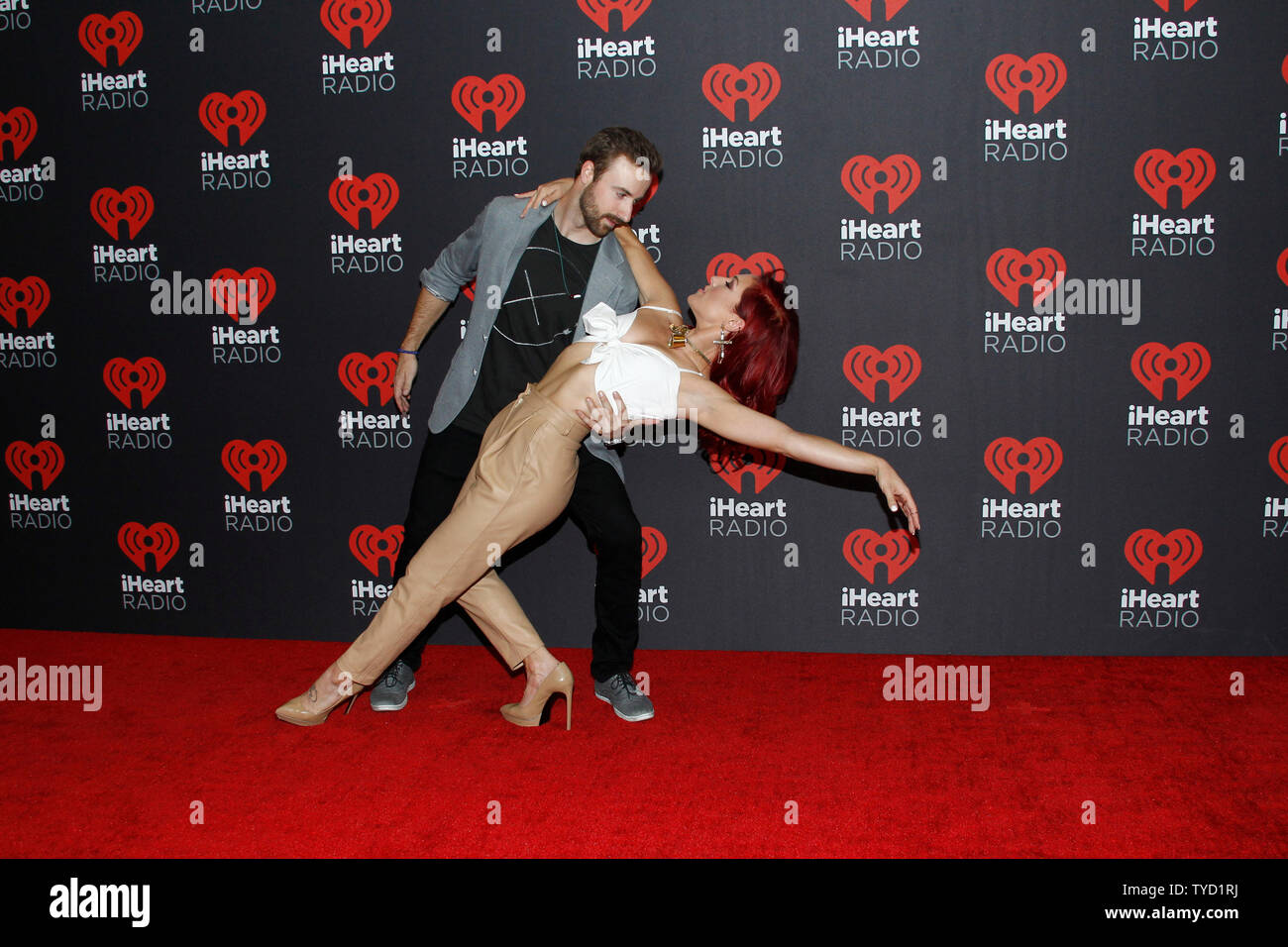 Race Car Driver James Hinchcliffe und professionelle Tänzerin Sharna Burgess kommen für die iHeartRadio Musikfestival auf der T-Mobile Arena in Las Vegas, Nevada am 23. September 2016. Foto von James Atoa/UPI Stockfoto