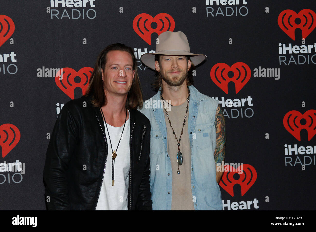 Tyler Hubbard und Brian Kelley von Florida Georgia Linie kommen für die iHeartRadio Musikfestival auf der T-Mobile Arena in Las Vegas, Nevada am 24. September 2016. Foto von James Atoa/UPI Stockfoto